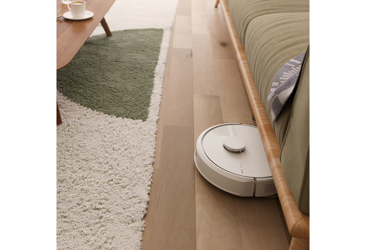 Παρουσιάζεται η σκούπα να καθαρίζει το πάτωμα ενός σαλονιού με χαλιά.